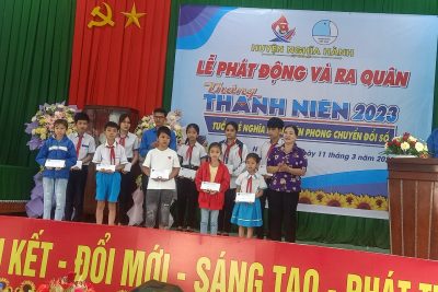 Sáng ngày 12 tháng 3 năm 2023 Đoàn Thanh niên xã Hành Thiện đã tổ chức trao 5 suất quà cho 5 em học sinh có hoàn cảnh khó khăn vươn lên trong học tập của trường Tiểu học Hành Thiện.
